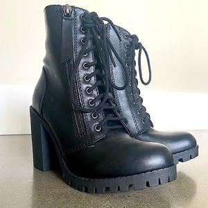 Soda Black Round Toe Stacked Lug Heel Lace Up Combat Boots Women’s Size 6.5